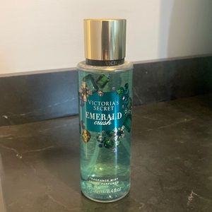 Victoria's Secret Emerald Crush fragrance mist